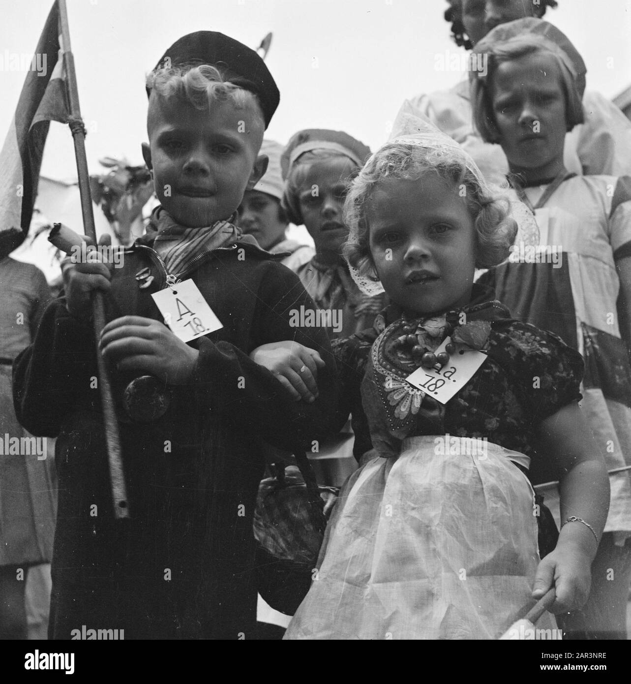 Les divertissements populaires à Amsterdam. Rép. Des diverses festivités liées à la libération dans la capitale [fille et garçon en costume] Date: 28 juin 1945 lieu: Amsterdam, Noord-Holland mots clés: Festivals de libération, deuxième Guerre mondiale Banque D'Images