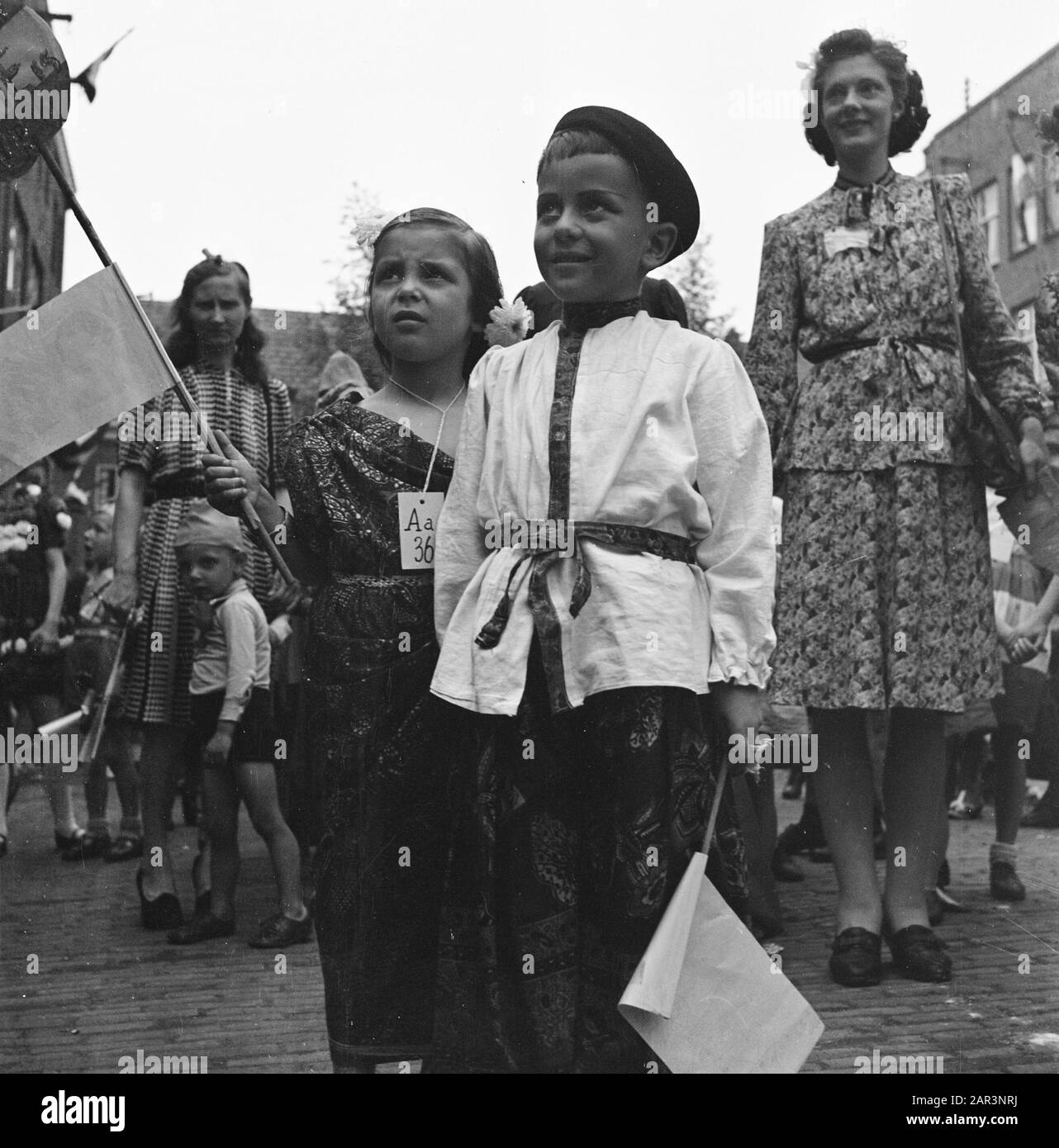 Les divertissements populaires à Amsterdam. Rép. Des diverses festivités liées à la libération dans la capitale [fille et garçon en costume] Date: 28 juin 1945 lieu: Amsterdam, Noord-Holland mots clés: Festivals de libération, deuxième Guerre mondiale Banque D'Images
