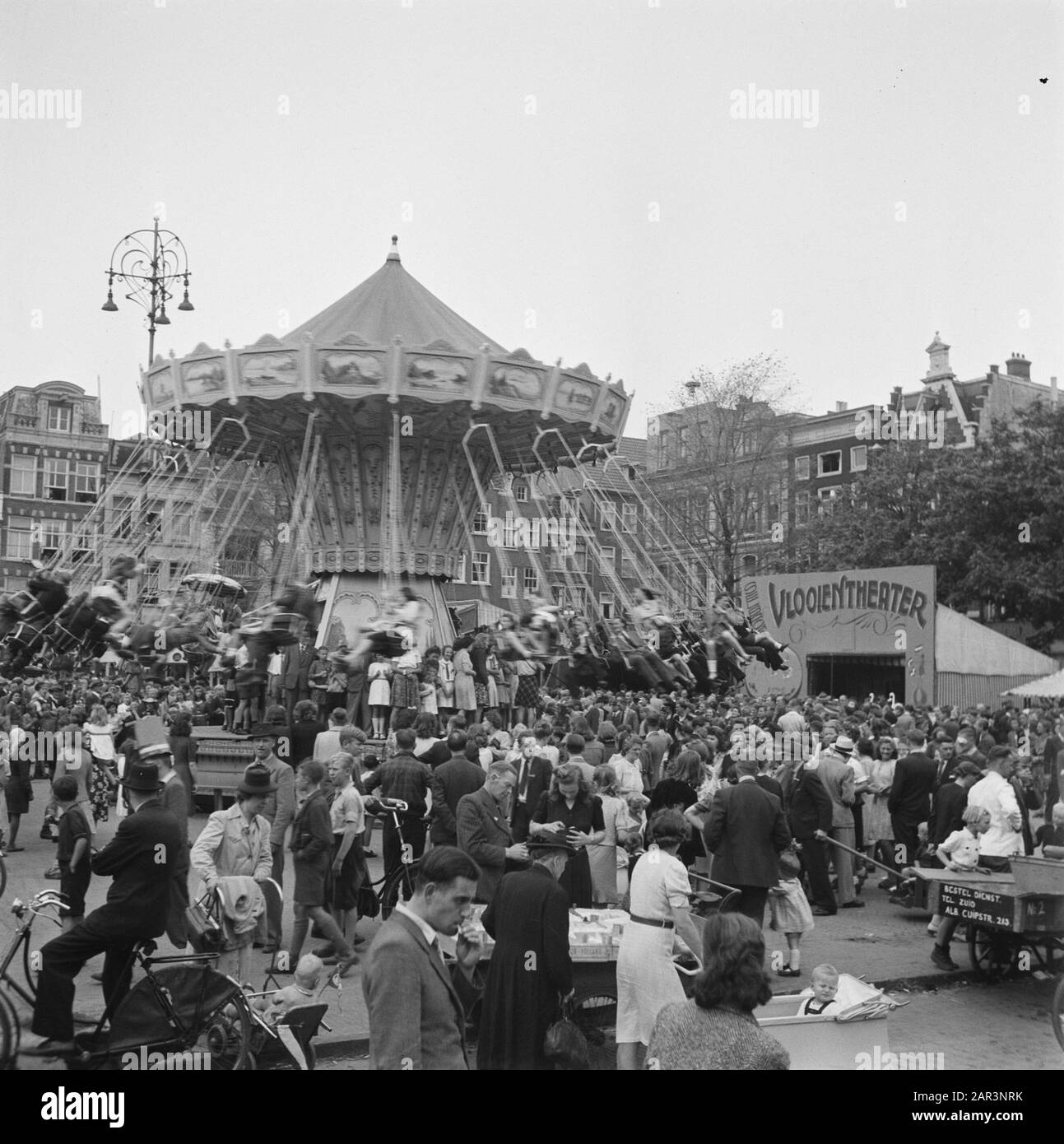 Les divertissements populaires à Amsterdam. Rép. Des diverses festivités liées à la libération dans la capitale [Foire à l'Amstelvelvelvelvelveld] Date: 28 juin 1945 lieu: Amsterdam, Noord-Holland mots clés: Festivals de libération, deuxième Guerre mondiale Banque D'Images