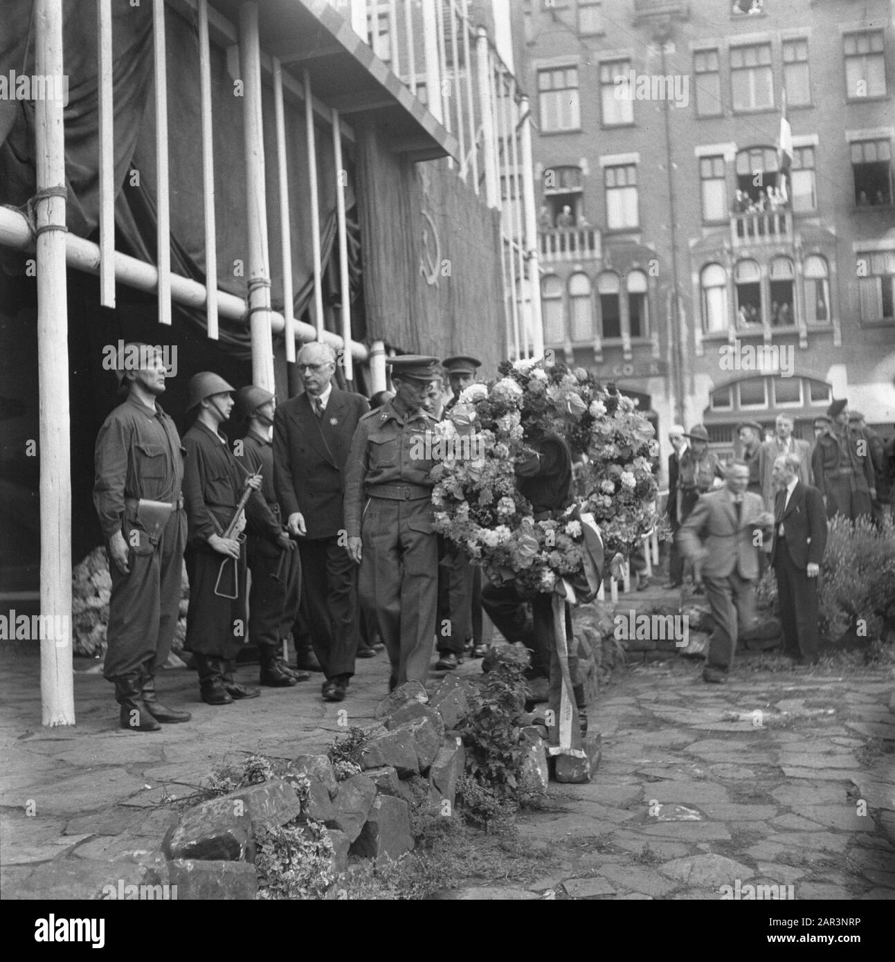 Les divertissements populaires à Amsterdam. Rép. Des diverses festivités liées à la libération dans la capitale [Les Soldats visitent le site commémoratif temporaire] Date : 28 juin 1945 lieu : Amsterdam, Noord-Holland mots clés : festivals de libération, seconde Guerre mondiale Banque D'Images