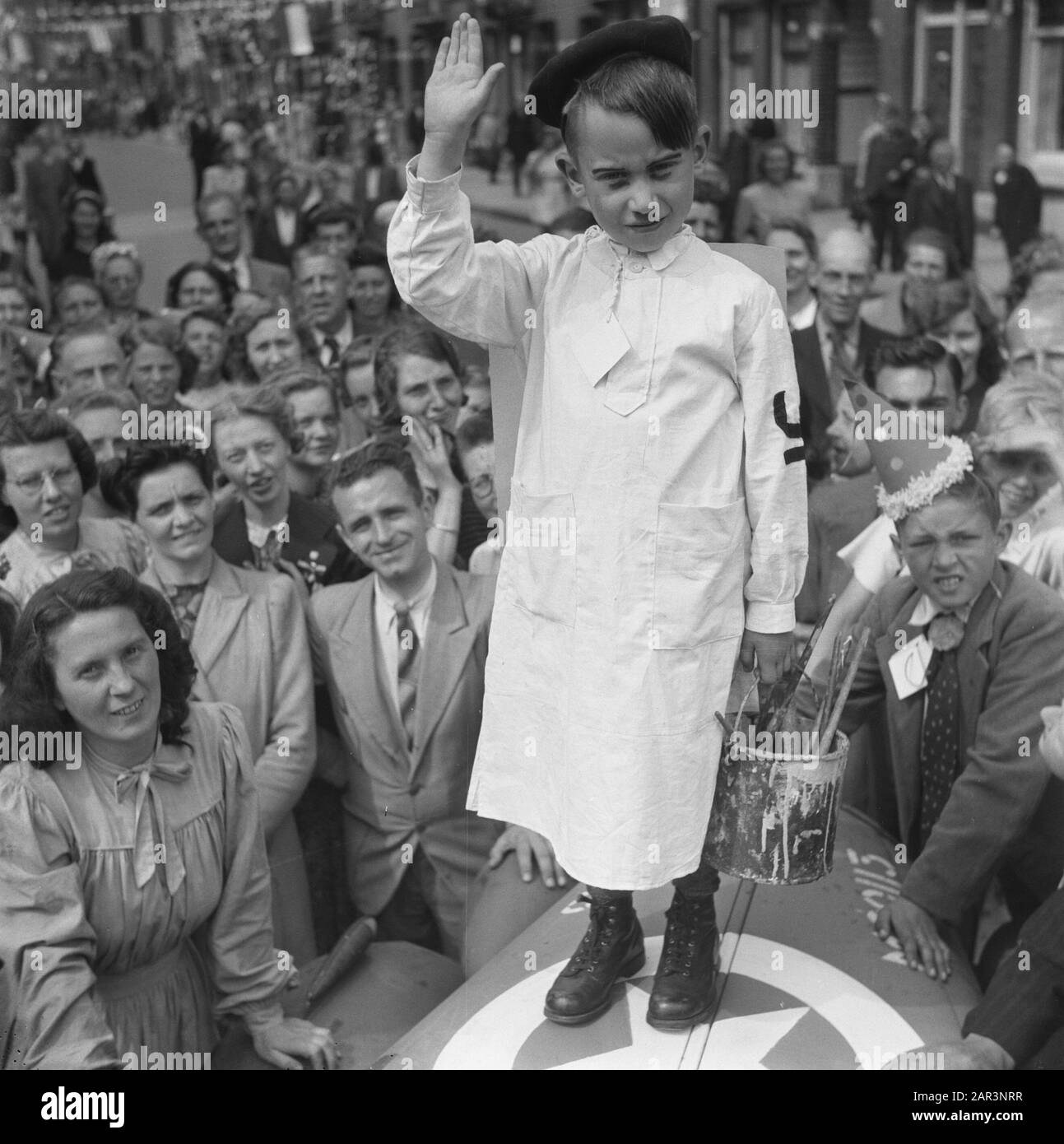 Les divertissements populaires à Amsterdam. Rép. Des diverses festivités après la libération dans la capitale [Boy habillés comme le peintre Hitler apporte l'accueil d'Hitler] Date: 28 juin 1945 lieu: Amsterdam, Noord-Holland mots clés: Festivals de libération, deuxième Guerre mondiale Banque D'Images