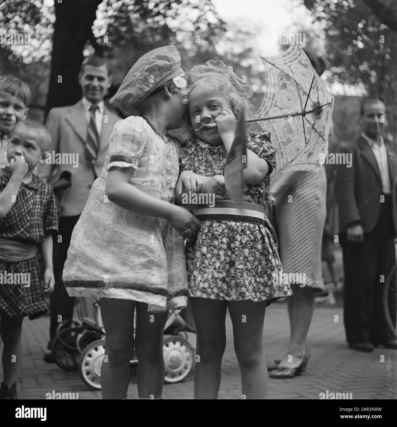 Les divertissements populaires à Amsterdam. Rép. Des diverses festivités liées à la libération dans la capitale [enfants] Date: 28 juin 1945 lieu: Amsterdam, Noord-Holland mots clés: Festivals de libération, seconde Guerre mondiale Banque D'Images