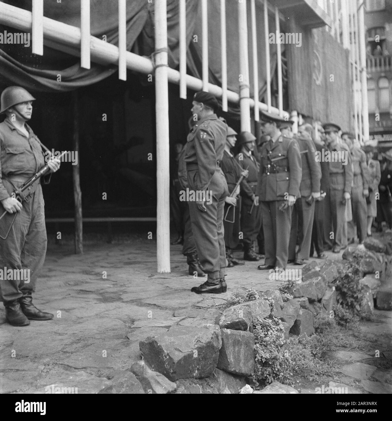 Les divertissements populaires à Amsterdam. Rép. Des diverses festivités liées à la libération dans la capitale [Les Soldats visitent le site commémoratif temporaire sur la place du Dam] Date: 28 juin 1945 lieu: Amsterdam, Noord-Holland mots clés: Festivals de libération, deuxième Guerre mondiale Banque D'Images