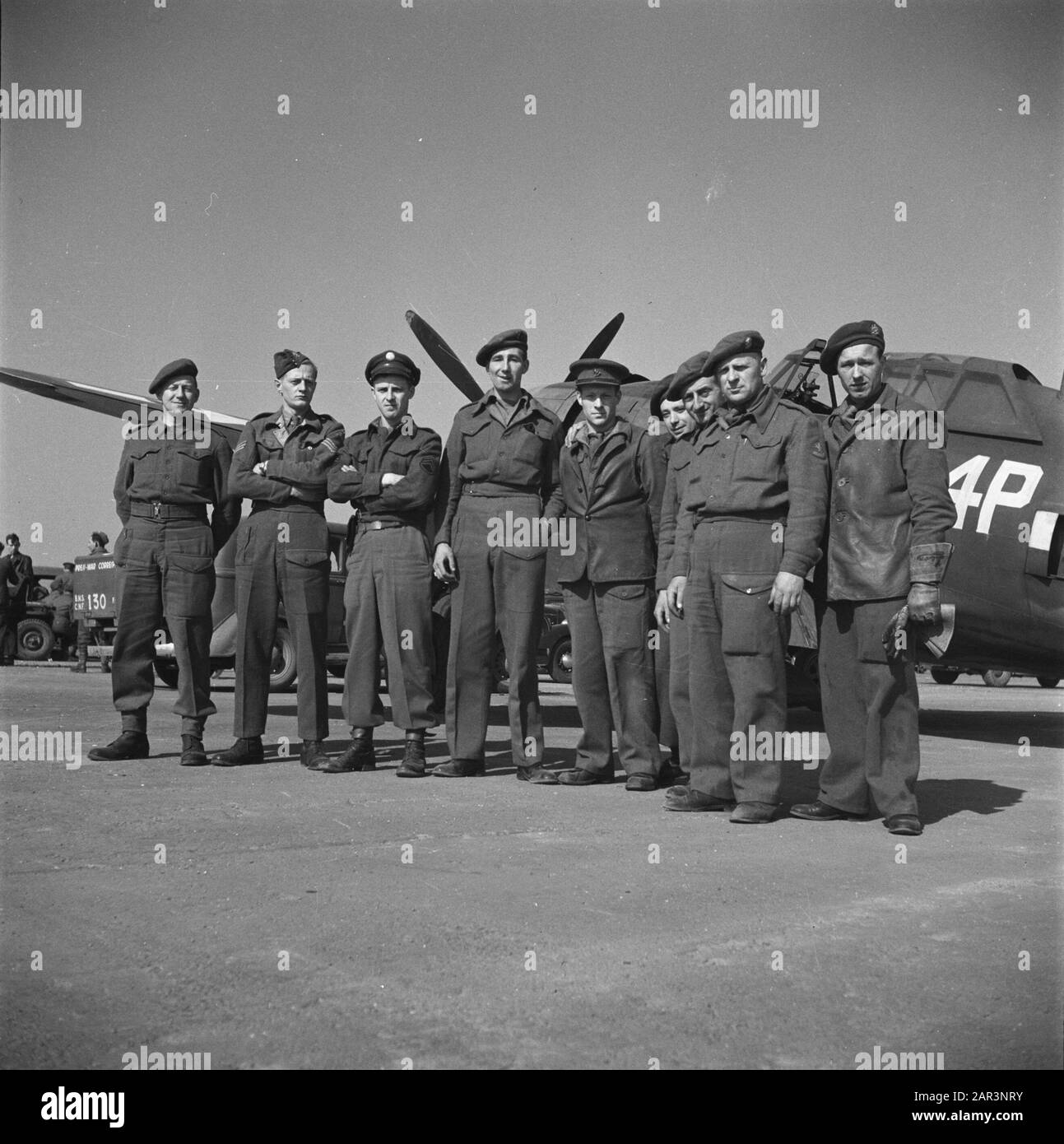 Les divertissements populaires à Amsterdam. Rép. Des diverses festivités après la libération dans la capitale les soldats de Row posent à un aéroport] Date: 28 juin 1945 lieu: Amsterdam, Noord-Holland mots clés: Festivals de libération, seconde Guerre mondiale Banque D'Images