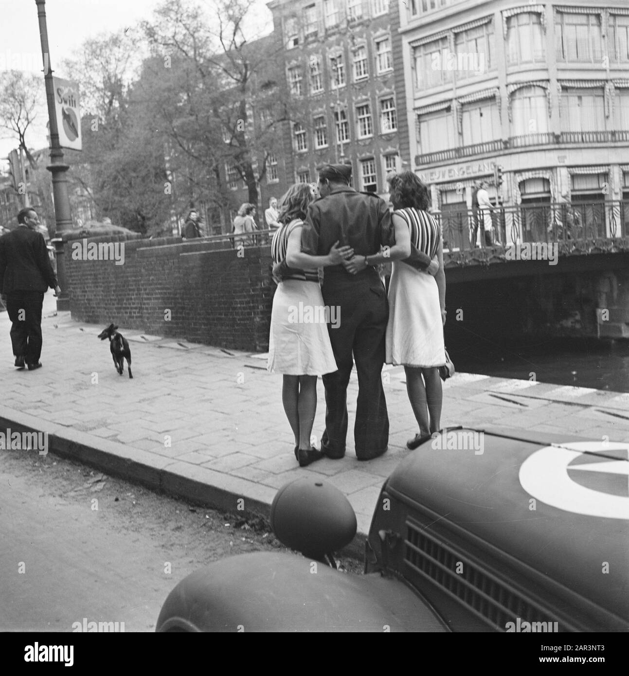 Les divertissements populaires à Amsterdam. Rép. Des diverses festivités liées à la libération dans la capitale [militaire avec deux filles, photographié de derrière] Date: 28 juin 1945 lieu: Amsterdam, Noord-Holland mots clés: Festivals de libération, deuxième Guerre mondiale Banque D'Images