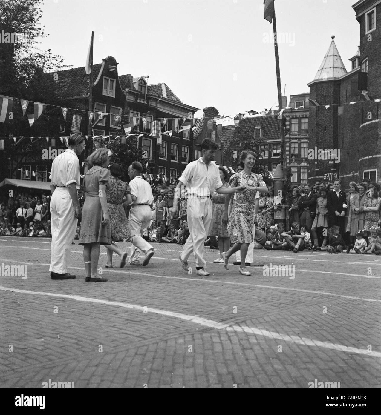 Les divertissements populaires à Amsterdam. Rép. Des diverses festivités liées à la libération dans la capitale [Groupe de danse de performance à de Waag] Date: 28 juin 1945 lieu: Amsterdam, Noord-Holland mots clés: Festivals de libération, deuxième Guerre mondiale Banque D'Images