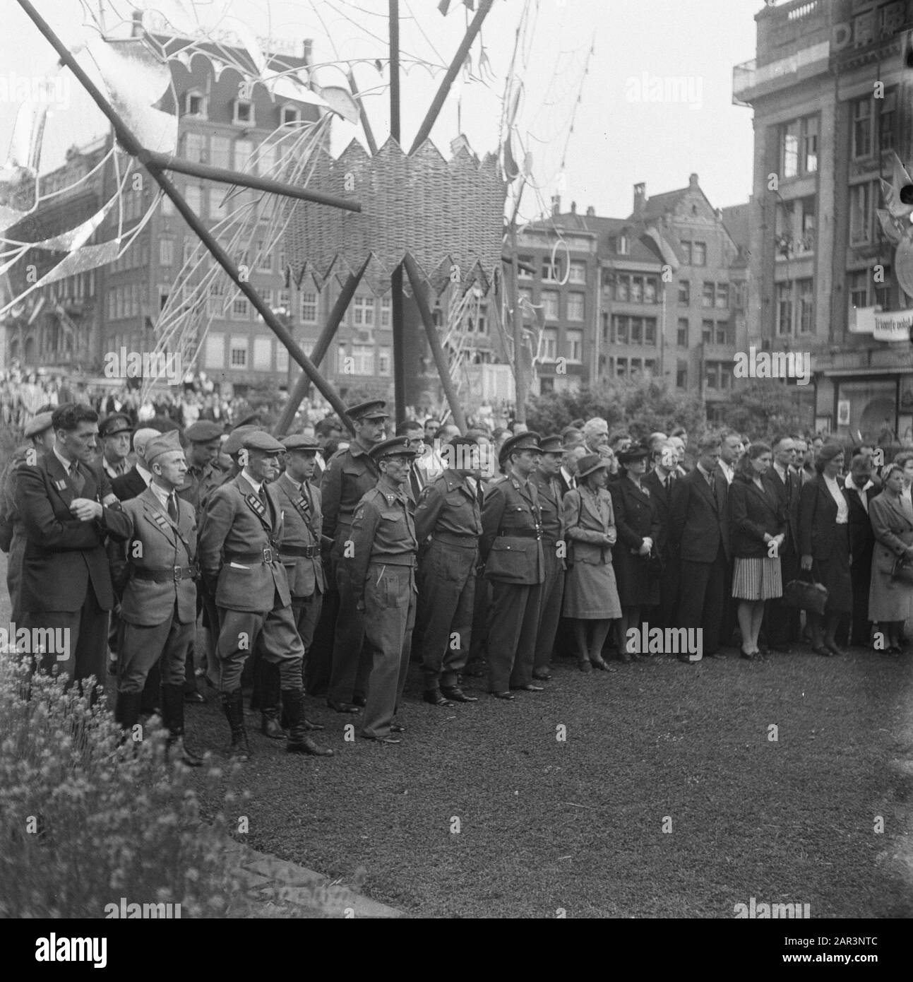 Les divertissements populaires à Amsterdam. Rép. Des diverses festivités liées à la libération dans la capitale [militaires et civils au monument commémoratif temporaire du Dam Datay: 28 juin 1945 lieu: Amsterdam, Noord-Holland mots clés: Festivals de libération, deuxième Guerre mondiale Banque D'Images