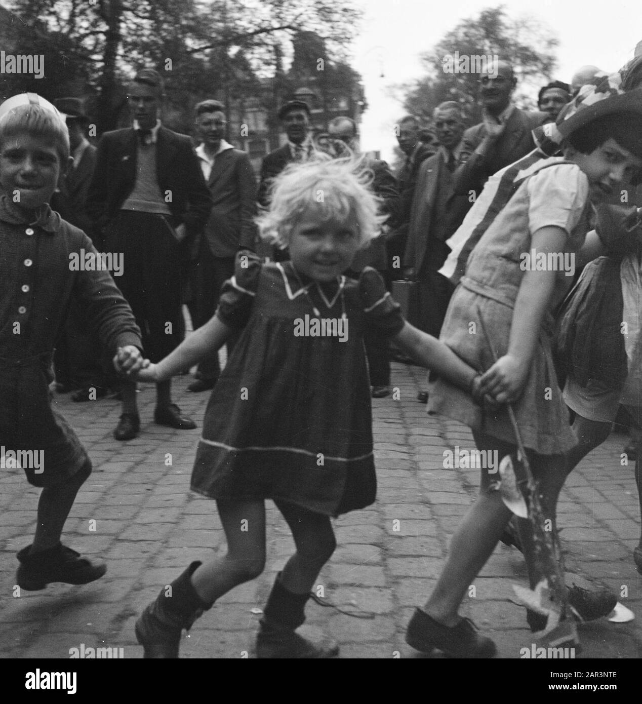 Les divertissements populaires à Amsterdam. Rép. Des diverses festivités liées à la libération dans la capitale [enfants] Date: 28 juin 1945 lieu: Amsterdam, Noord-Holland mots clés: Festivals de libération, seconde Guerre mondiale Banque D'Images