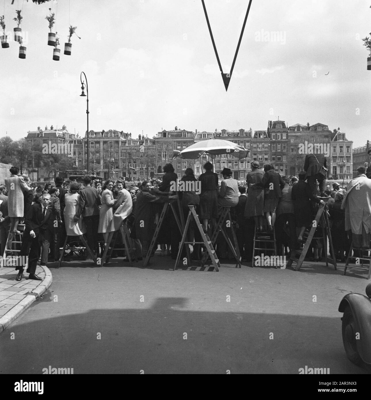 Les divertissements populaires à Amsterdam. Rép. Des diverses festivités après la libération dans la capitale [auditoire à la Moat. Certains utilisent les escaliers pour avoir une meilleure visibilité] Date: 28 juin 1945 lieu: Amsterdam, Noord-Holland mots clés: Festivals de libération, seconde Guerre mondiale Banque D'Images