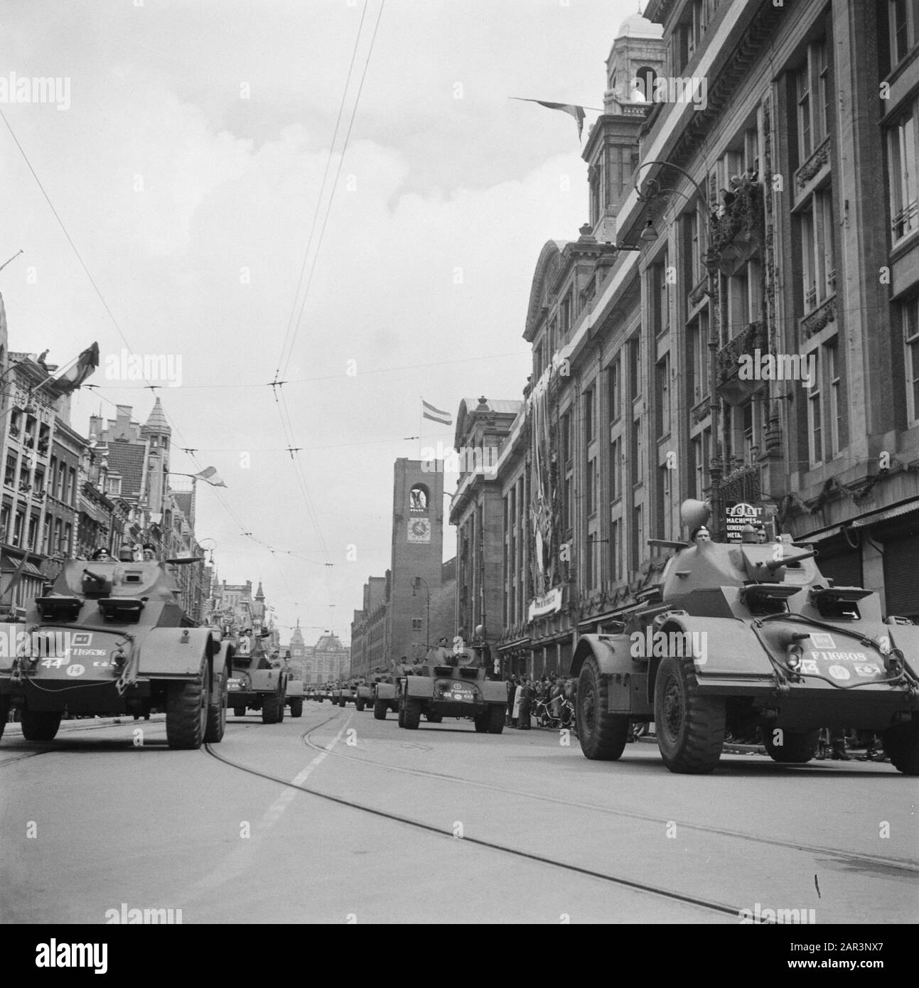 Les divertissements populaires à Amsterdam. Rép. Des diverses festivités après la libération dans la capitale [Parade et Defilé. Voitures blindées sur le Rokin] Annotation: Explication Marco Hogenkamp: Ici, nous voyons environ 12 Staghounds du 12ème Manitoba Dragoons. Les deux avant sont de l'escadron B, la voiture de gauche est le numéro de voiture 1 de la 11ème Troop et l'autre est le numéro de voiture 2 de la 11ème Troop. La voiture entre est l'escadron C et à partir du numéro à un chiffre qu'elle appartenait à la trompe du quartier général. Les voitures portent l'armement standard comme un canon de 37 mm et deux mitrailleuses Browning. Date : 28 Juin 1945 Lo Banque D'Images