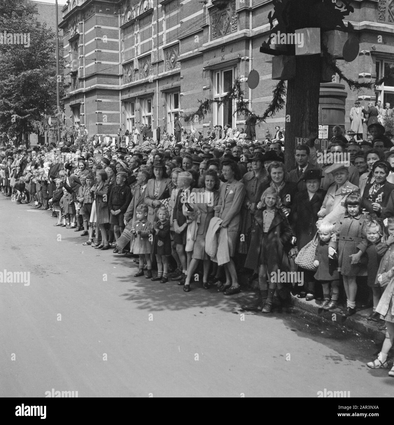 Les divertissements populaires à Amsterdam. Rép. Des diverses festivités liées à la libération dans la capitale [foules de public le long de la route] Date: 1945 lieu: Amsterdam, Noord-Holland mots clés: Festivals de libération, seconde Guerre mondiale Banque D'Images
