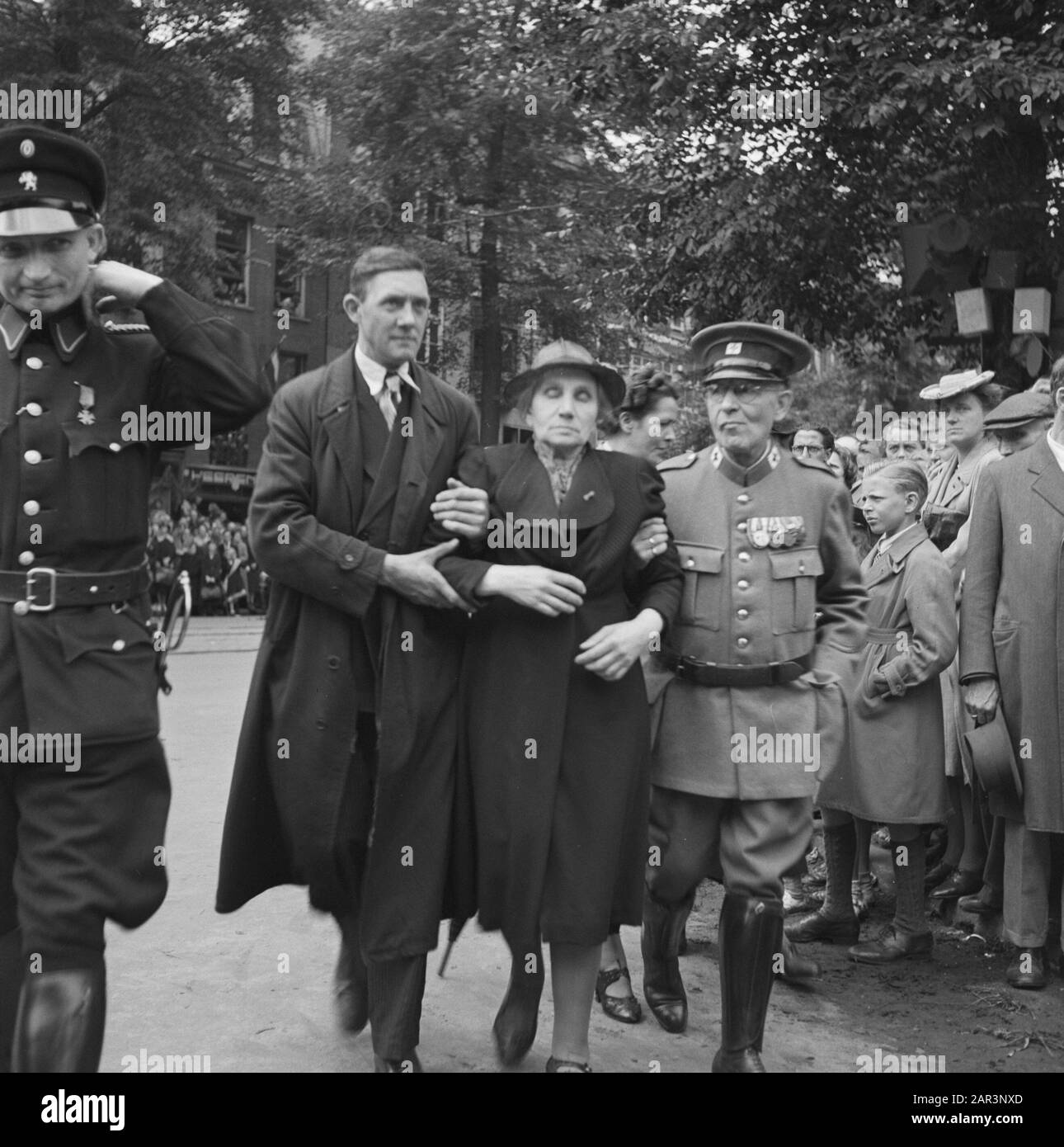 Les divertissements populaires à Amsterdam. Rép. Des diverses festivités après la libération dans la capitale [Une femme âgée - qui est devenue mal? - appuyé par un homme citoyen et un employé de la Croix-Rouge] Date: 28 juin 1945 lieu: Amsterdam, Noord-Holland mots clés: Festivals de libération, seconde Guerre mondiale Banque D'Images