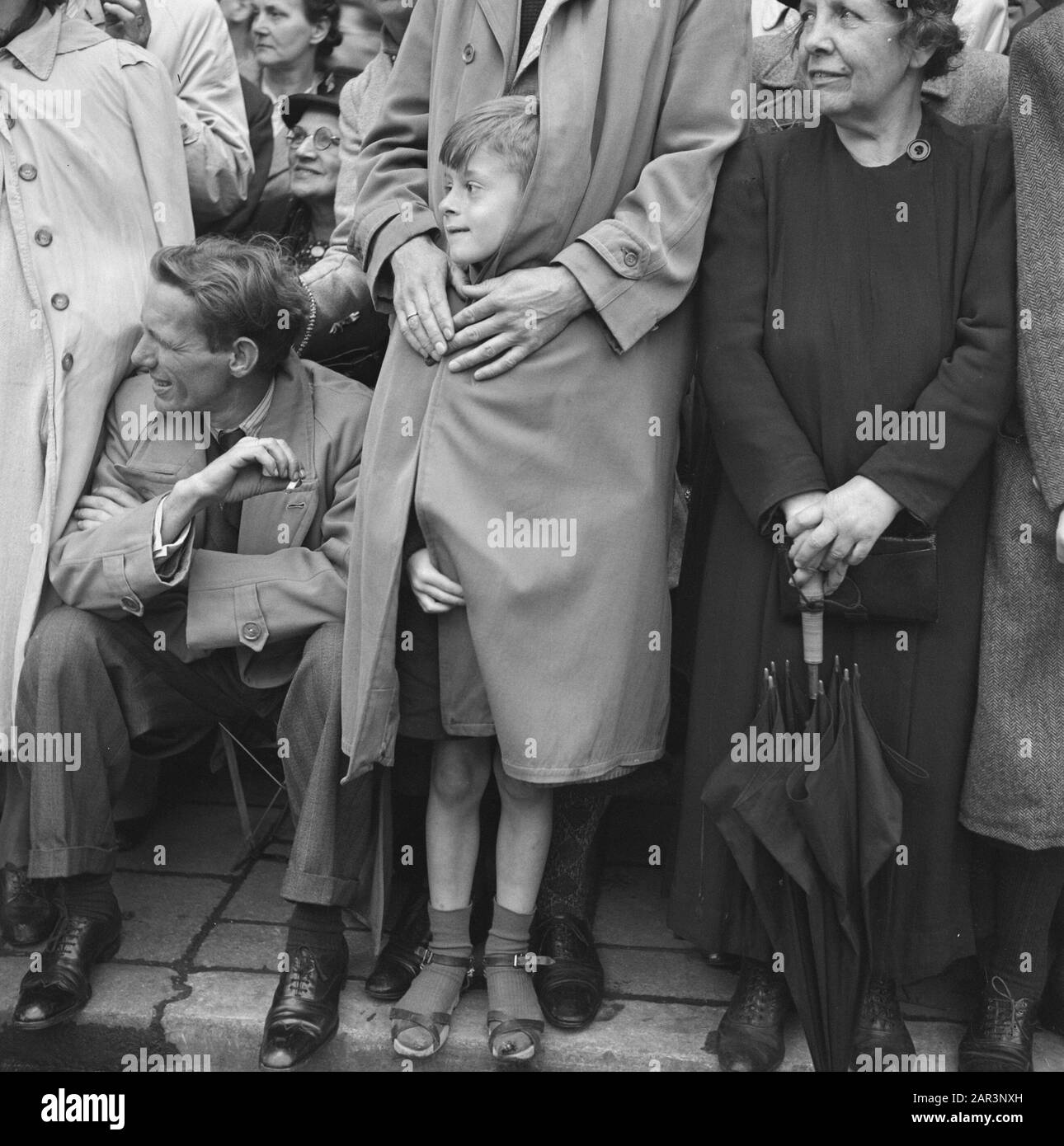 Les divertissements populaires à Amsterdam. Rép. Des diverses festivités liées à la libération dans la capitale [Barge Boy dans le manteau de sa mère] Date: 28 juin 1945 lieu: Amsterdam, Noord-Holland mots clés: Festivals de libération, deuxième Guerre mondiale Banque D'Images