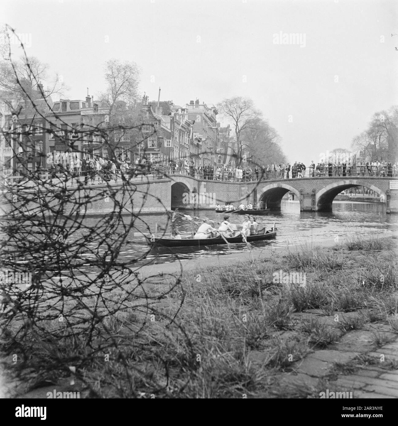 Les divertissements populaires à Amsterdam. Rép. Des diverses festivités suivant la libération dans la capitale Regatta par les canaux Date: 28 juin 1945 lieu: Amsterdam, Noord-Holland mots clés: Festivals de libération, seconde Guerre mondiale Banque D'Images