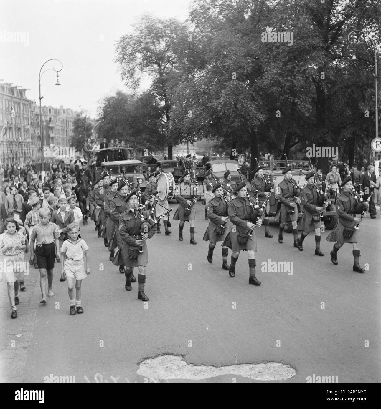 Les divertissements populaires à Amsterdam. Rép. Des diverses festivités après la libération dans la capitale corps de musique du régiment Les Seaforth Highlanders du Canada. Joueurs De Bagpipe Date: 28 Juin 1945 Lieu: Amsterdam, Noord-Holland Mots Clés: Festivals De Libération, Seconde Guerre Mondiale Banque D'Images