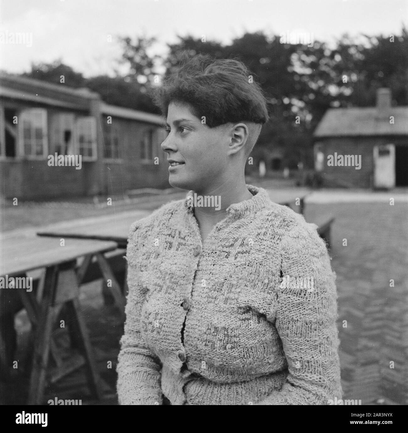 Camp Amsvorde, camp d'internement pour des collaborateurs féminins internés femme après qu'elle a été coupée et rasée [pour combattre les poux de tête] Date: Juillet 1945 lieu: Amersfoort mots clés: Interneringschamps, seconde Guerre mondiale, purges Banque D'Images