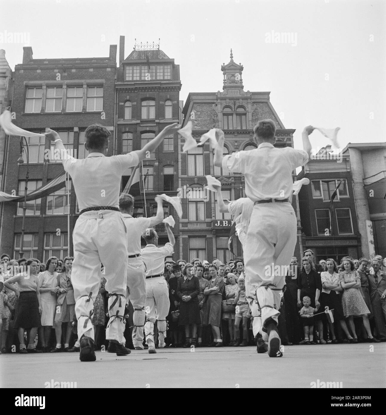 Les divertissements populaires à Amsterdam. Rép. Des diverses festivités liées à la libération dans la capitale [Volksdanseurs] Date: 1945 lieu: Amsterdam, Noord-Holland mots clés: Festivals de libération, seconde Guerre mondiale Banque D'Images