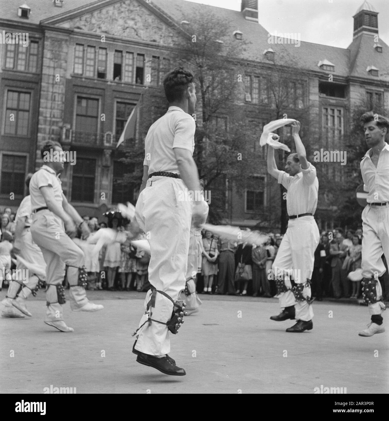 Les divertissements populaires à Amsterdam. Rép. Des diverses festivités liées à la libération dans la capitale [Volksdanseurs] Date: 1945 lieu: Amsterdam, Noord-Holland mots clés: Festivals de libération, seconde Guerre mondiale Banque D'Images