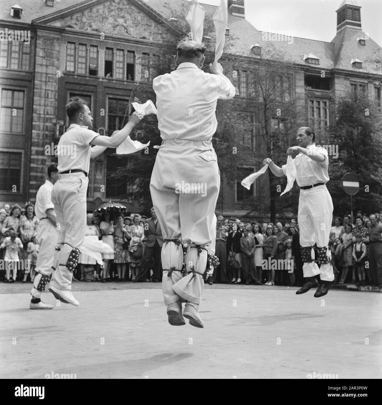 Les divertissements populaires à Amsterdam. Rép. Des diverses festivités liées à la libération dans la capitale [Volksdanseurs] Date: 1945 lieu: Amsterdam, Noord-Holland mots clés: Festivals de libération, seconde Guerre mondiale Banque D'Images