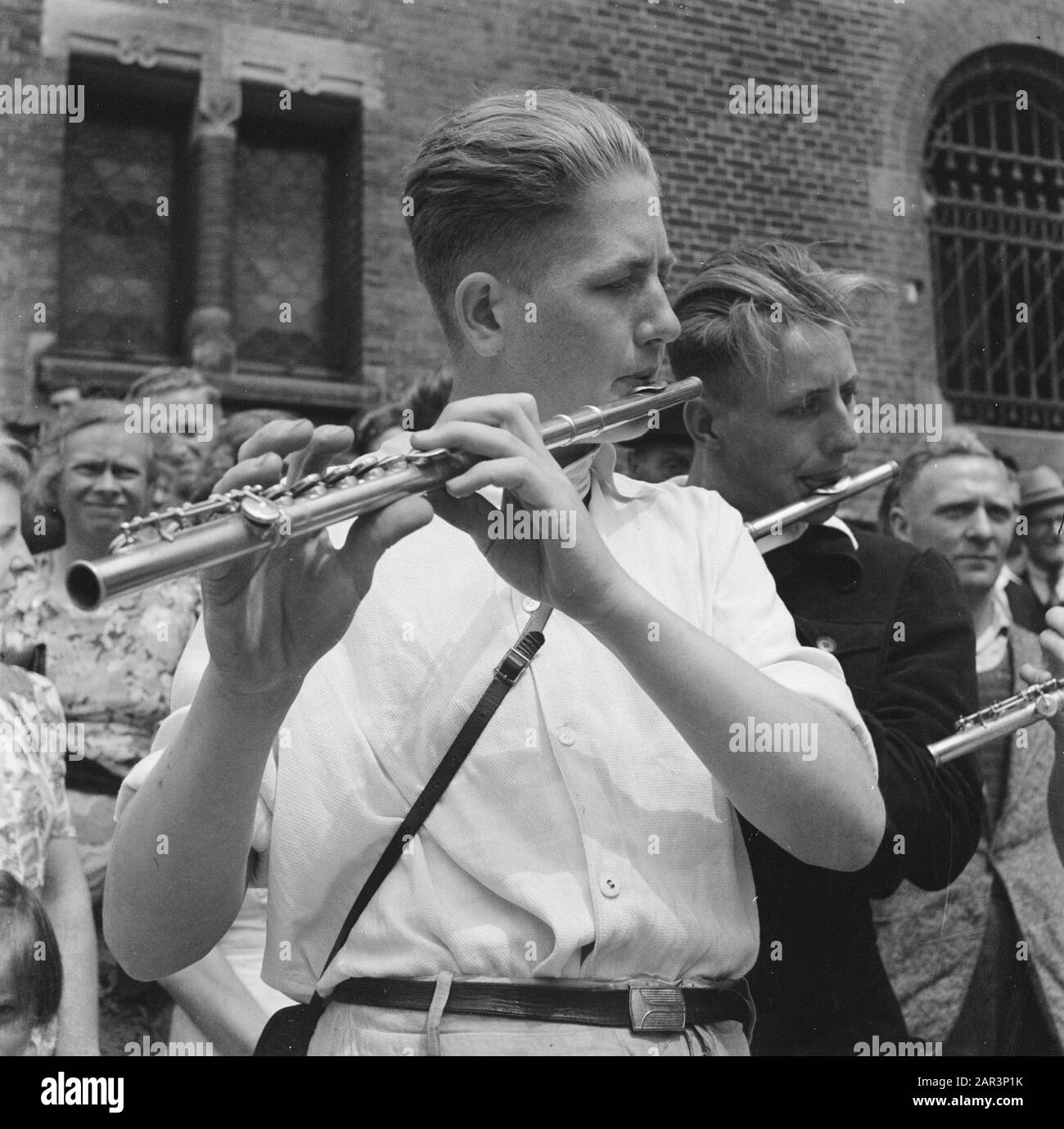 Les divertissements populaires à Amsterdam. Rép. Des diverses festivités après la libération dans la capitale [Deux garçons avec flûtes] Date: 1945 lieu: Amsterdam, Noord-Holland mots clés: Festivals de libération, seconde Guerre mondiale Banque D'Images