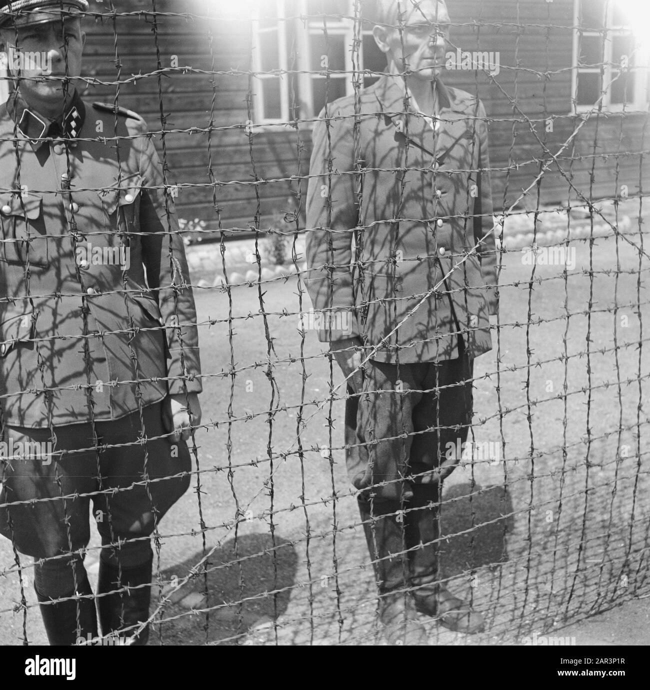 Camp Amersfoort, camp d'internement pour criminels de guerre et collaborateurs ancien garde de camp SS B.J. Westerveld (à droite) et commandant de camp K.P. Berg Date : 1945 lieu : Amersfoort mots clés : prisonniers, camps d'internement, crimes de guerre, seconde Guerre mondiale Nom personnel : Berg, K.P., Westerveld, B.J. Banque D'Images