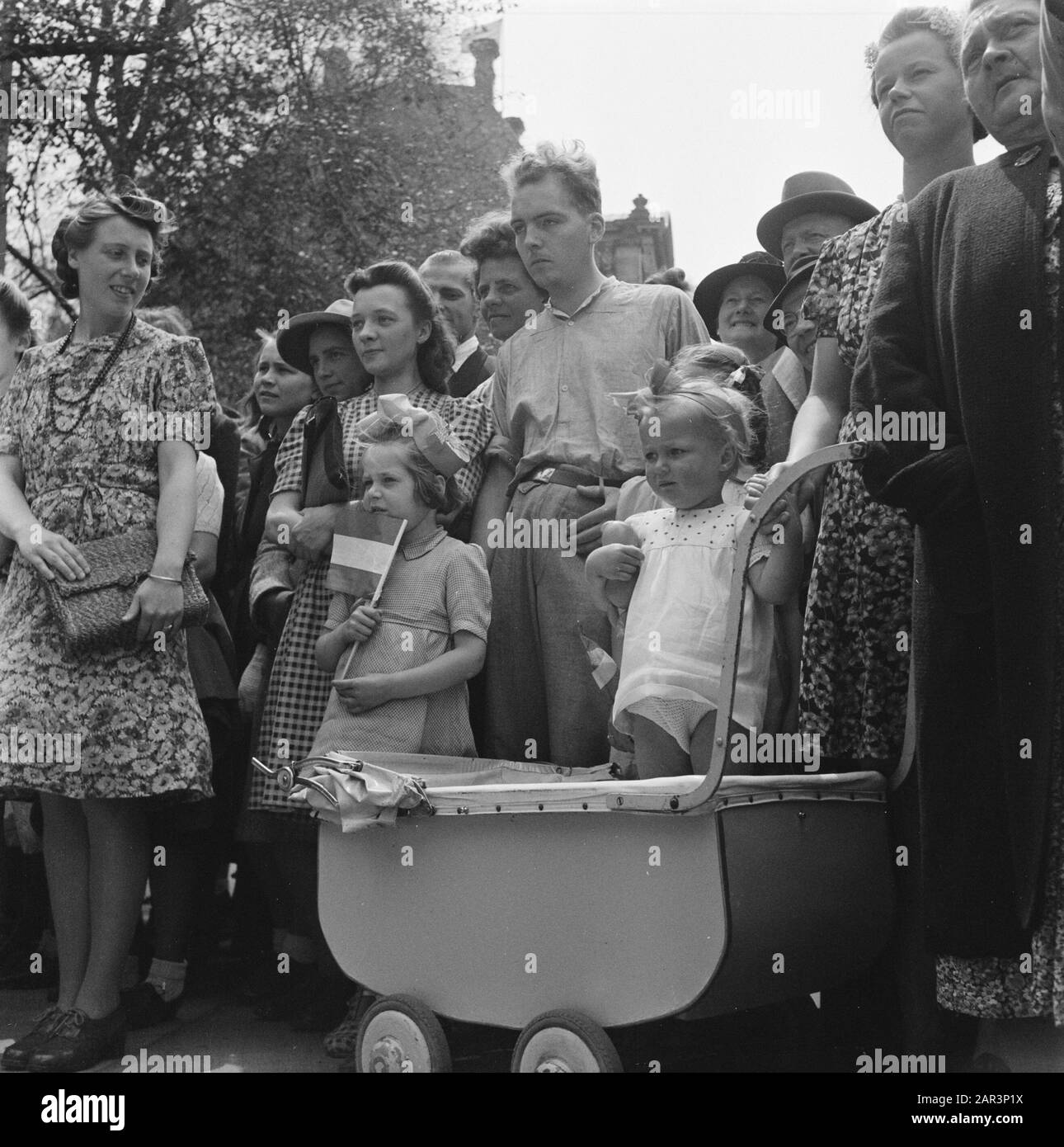 Les divertissements populaires à Amsterdam. Rép. Des diverses festivités après la libération dans la capitale [public enfants en poussette] Date: 1945 lieu: Amsterdam, Noord-Holland mots clés: Festivals de libération, seconde Guerre mondiale Banque D'Images