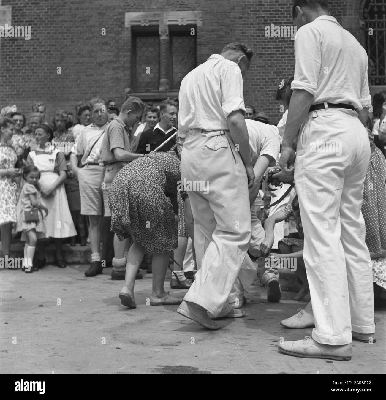 Les divertissements populaires à Amsterdam. Rép. Des diverses festivités liées à la libération dans la capitale [les danseurs folkloriques font sonner] Date: 1945 lieu: Amsterdam, Noord-Holland mots clés: Festivals de libération, deuxième Guerre mondiale Banque D'Images
