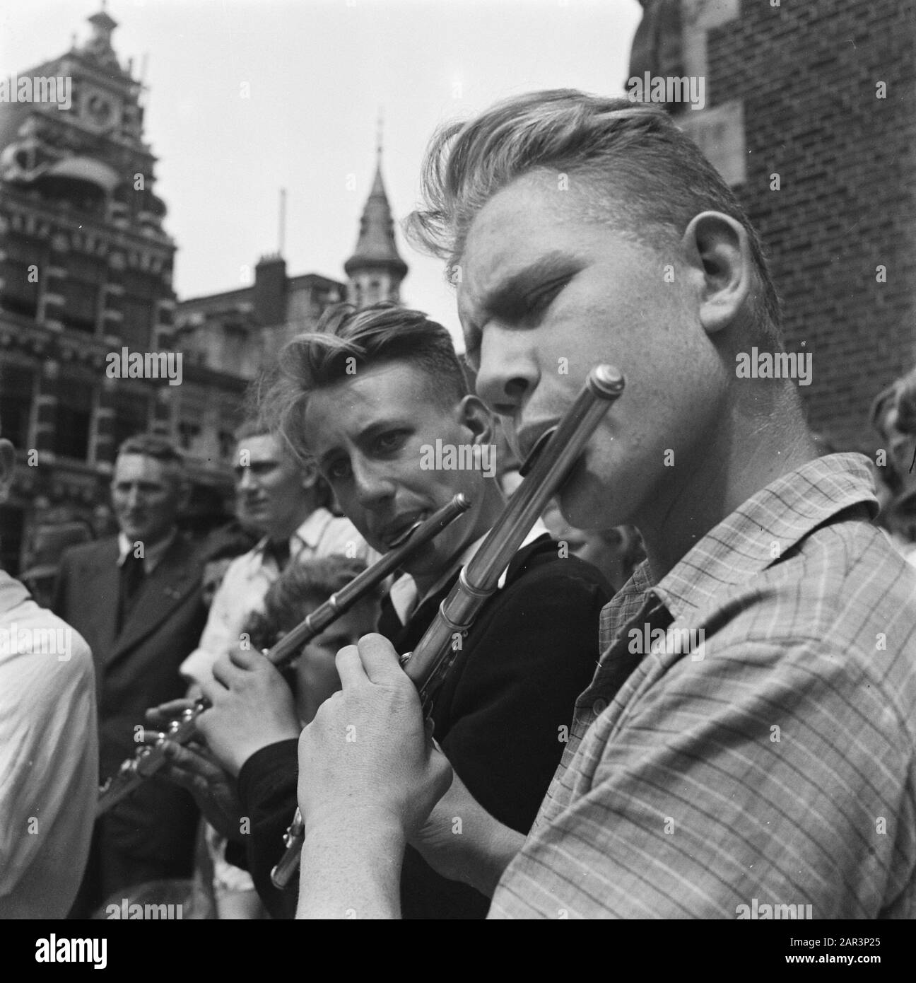 Les divertissements populaires à Amsterdam. Rép. Des diverses festivités après la libération dans la capitale [Deux garçons avec flûtes] Date: 1945 lieu: Amsterdam, Noord-Holland mots clés: Festivals de libération, seconde Guerre mondiale Banque D'Images