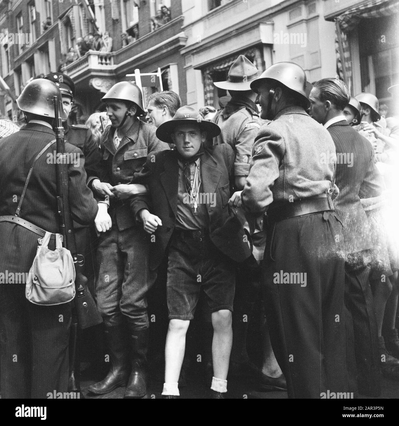 La reine Wilhelmina de retour dans Les Scouts de la Haye et B.S-ers ne peut contrôler la foule Date: 6 juin 1945 lieu: La Haye, Zuid-Holland mots clés: Visites, reines, maison royale, scout de garçon, public Banque D'Images