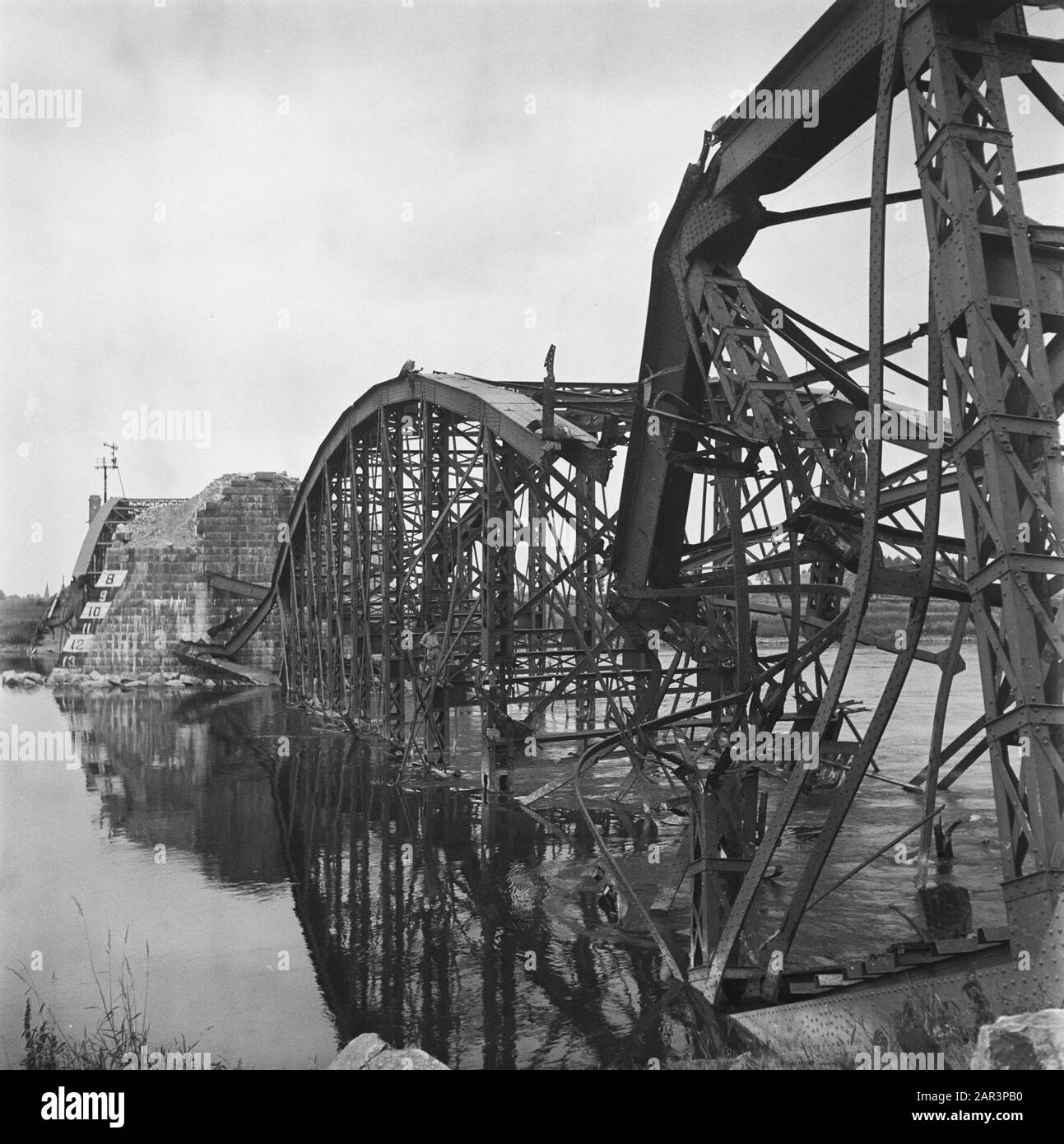 Destruction: Rhenen Pont Routier Détruit Date: 1945 lieu: Rhenen, Rhin mots clés: Ponts, seconde Guerre mondiale, destruction Banque D'Images