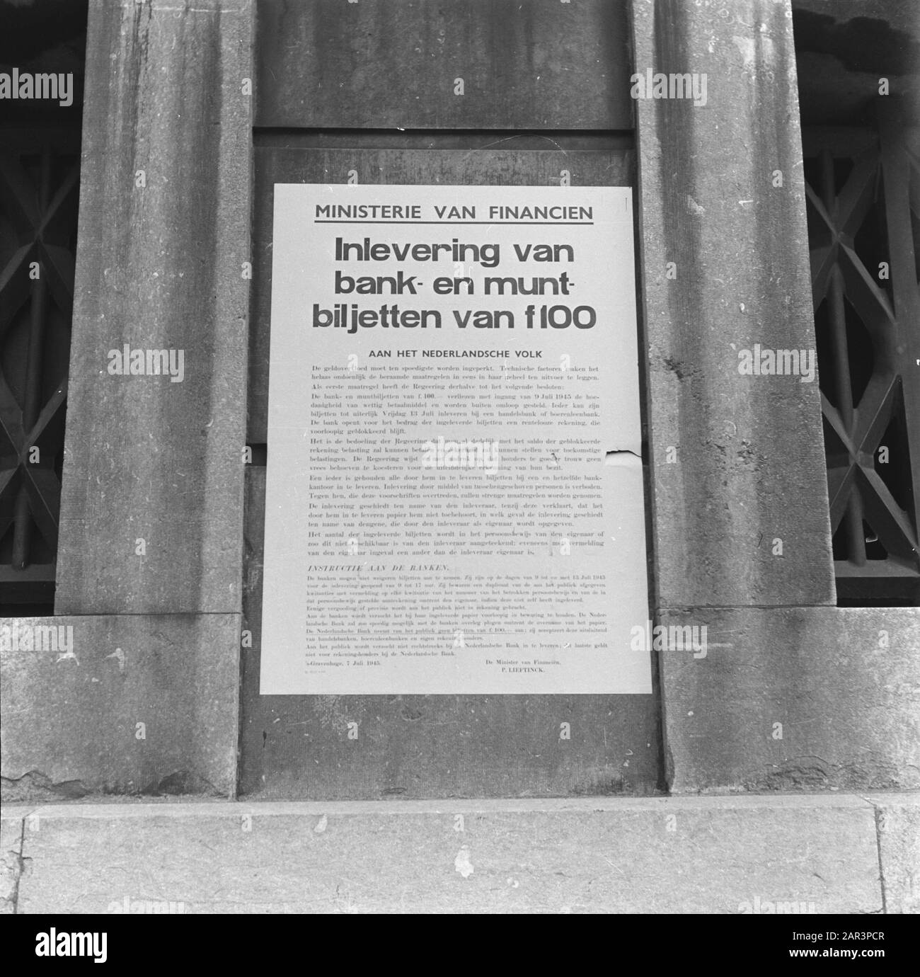 Finances: Ordre de purification du Ministère des finances sur la remise de F. 100, — notes Date : juillet 1945 mots clés : purges, publications, seconde Guerre mondiale Banque D'Images