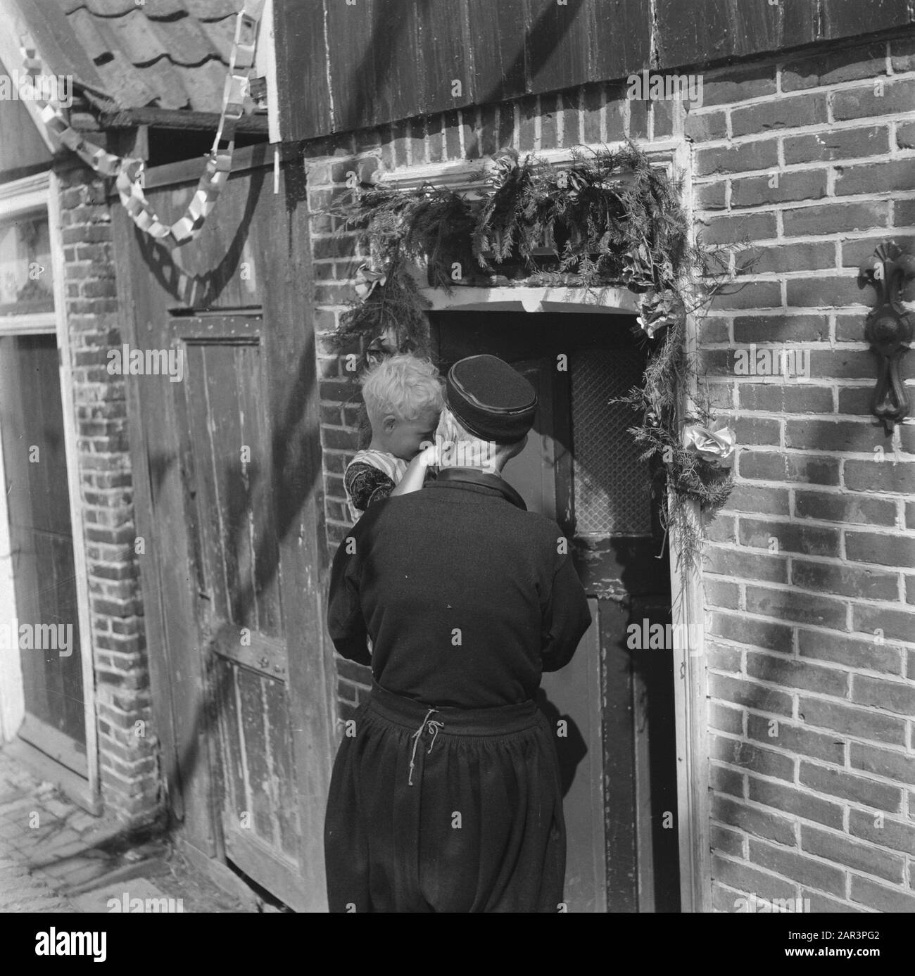 Festivals de libération : Festivals de Volendam et fairground à Volendam Date : juillet 1945 lieu : Noord-Holland, Volendam mots clés : festivals de libération, deuxième Guerre mondiale Banque D'Images