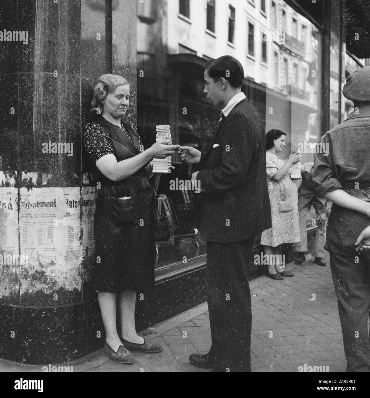 Trafic de tabac à la frontière entre les Pays-Bas et la Belgique (commerce noir) seconde Guerre mondiale, commerce Date : août 1945 mots clés : commerce, seconde Guerre mondiale Banque D'Images