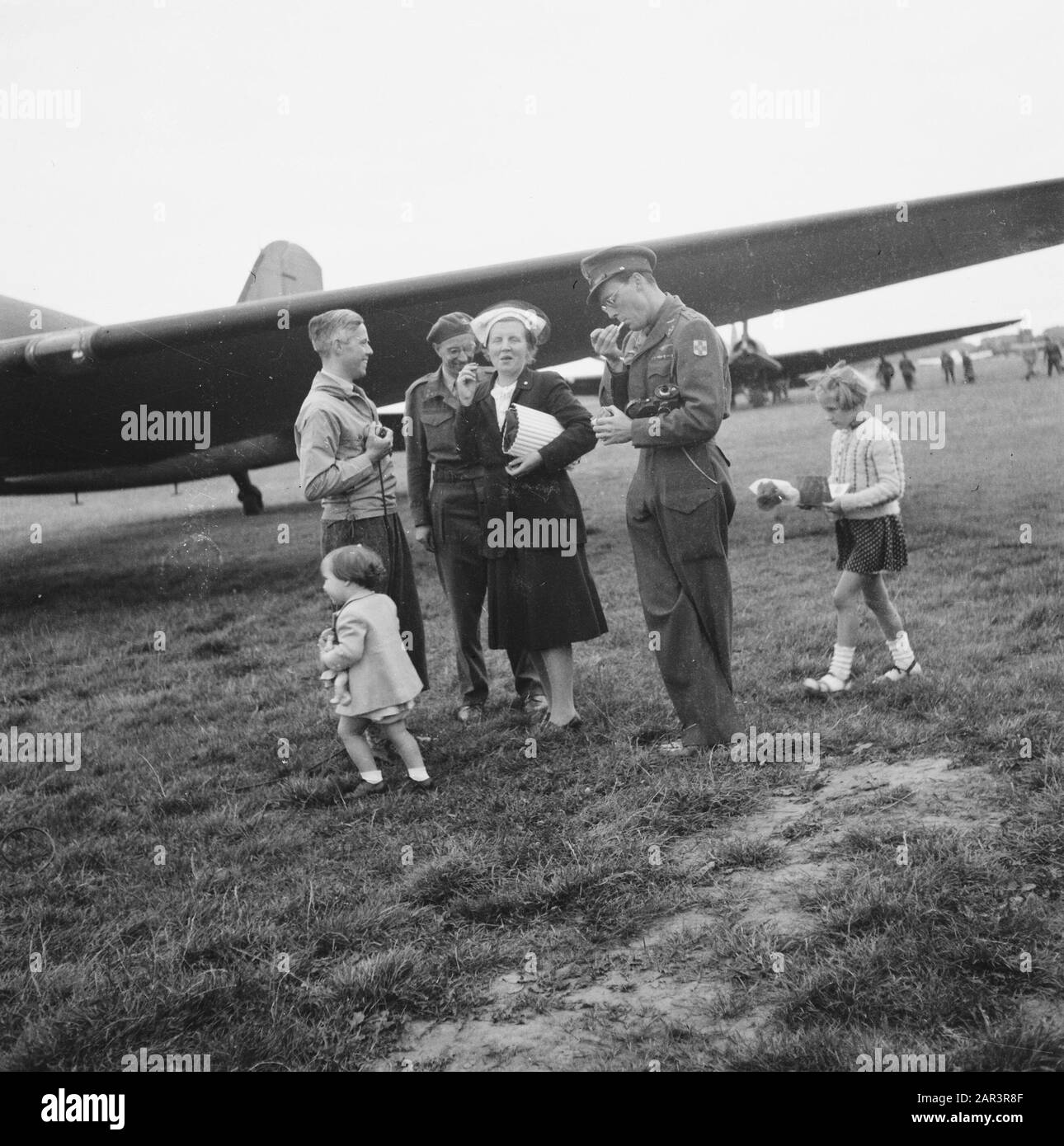 La princesse Juliana retourne avec ses trois filles du Canada aux Pays-Bas libérés. Journaliste radio Fits Thors (à gauche) avec la princesse Juliana et le prince Bernhard Annotation: À l'aéroport Teuge arrive le Lockheed Hudson Rotterdam avec Juliana et Margriet à bord. Beatrix et Irene arrivent avec un Douglas C-47 Dakota. Quatre personnes royales dans un avion étaient trop risquées. Le prince Bernhard était déjà à l'aéroport, accueillant sa famille. Date: 2 août 1945 lieu: Gueldre, Teuge mots clés: Journalistes, maison royale, princesses, seconde Guerre mondiale, avions, aérodrome Nom personnel: Bernhard (prince Banque D'Images