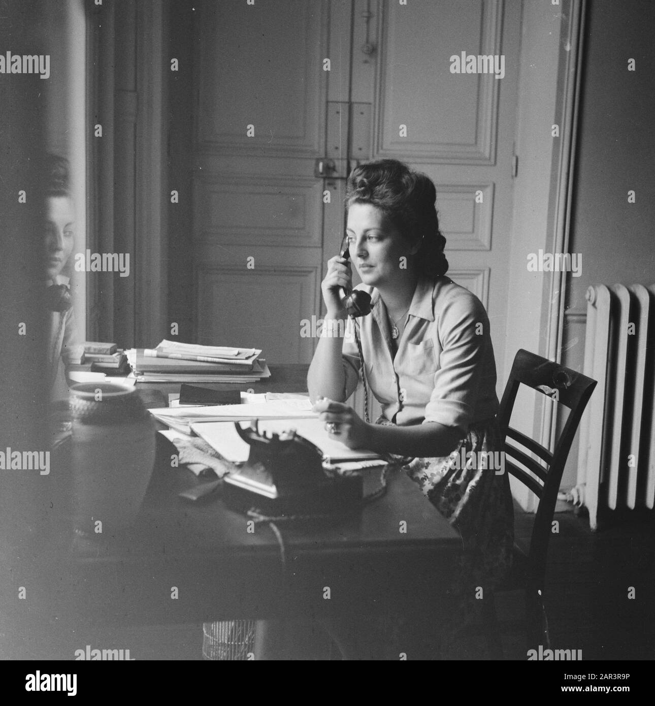Ambassade des Pays-Bas à Paris (1945) Téléphoniste Date: 1945 lieu: France,  Paris mots clés: Diplomatie, opérateurs téléphoniques Photo Stock - Alamy