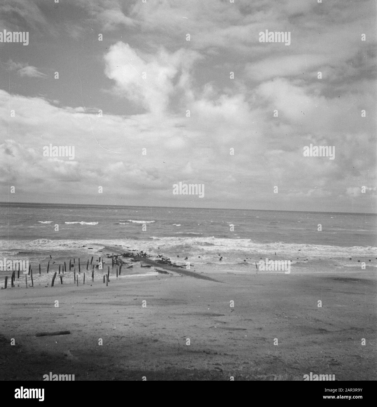 Tentades de sable à la plage côtière avec grèves Date: 1945 lieu: La Haye, Hollande-Méridionale mots clés: Deuxième guerre mondiale, destruction, entorses de sable Banque D'Images