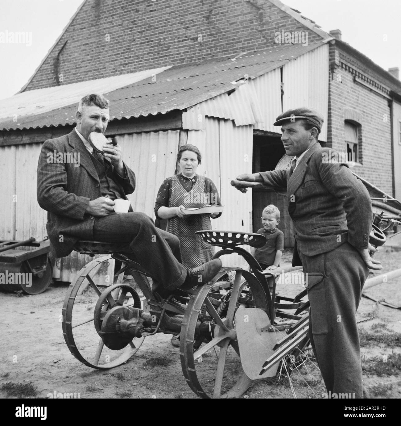 Série sur les familles Limburg Smedts et Poels de Horst qui a aidé à cacher environ 300 pilotes alliés (abattu au-dessus des Pays-Bas) dans la ferme de Zwarte Plak et à travers la frontière avec la Belgique a pu apporter. Seconde Guerre mondiale, illégalité Date : 1945 mots clés : illégalité, seconde Guerre mondiale Banque D'Images