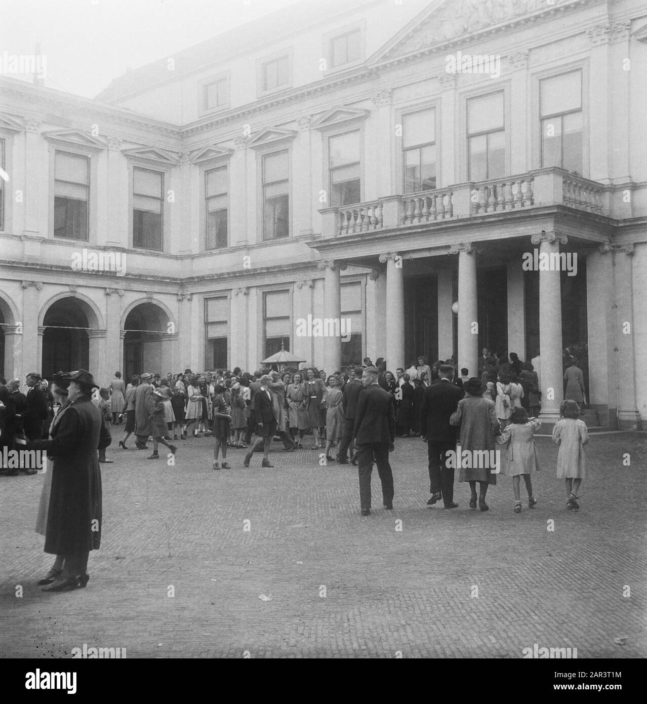 Célébration de l'anniversaire de la Reine à la Haye Annotation: Paleis Noordeinde Date: 1945 lieu: La Haye, Hollande-Sud mots clés: Maison royale, deuxième Guerre mondiale, célébrations Banque D'Images