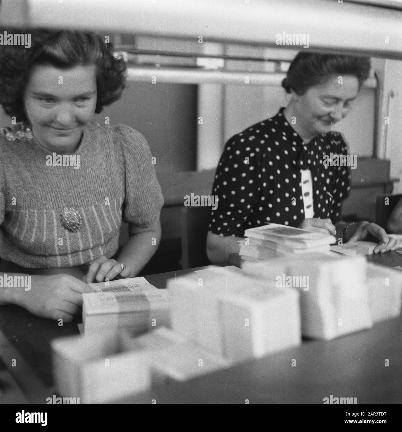 Impression de nouveaux fonds dans l'impression Enschedé Forfaits les billets de banque sont comptés Date: 1945 mots clés: Financier, seconde Guerre mondiale Banque D'Images