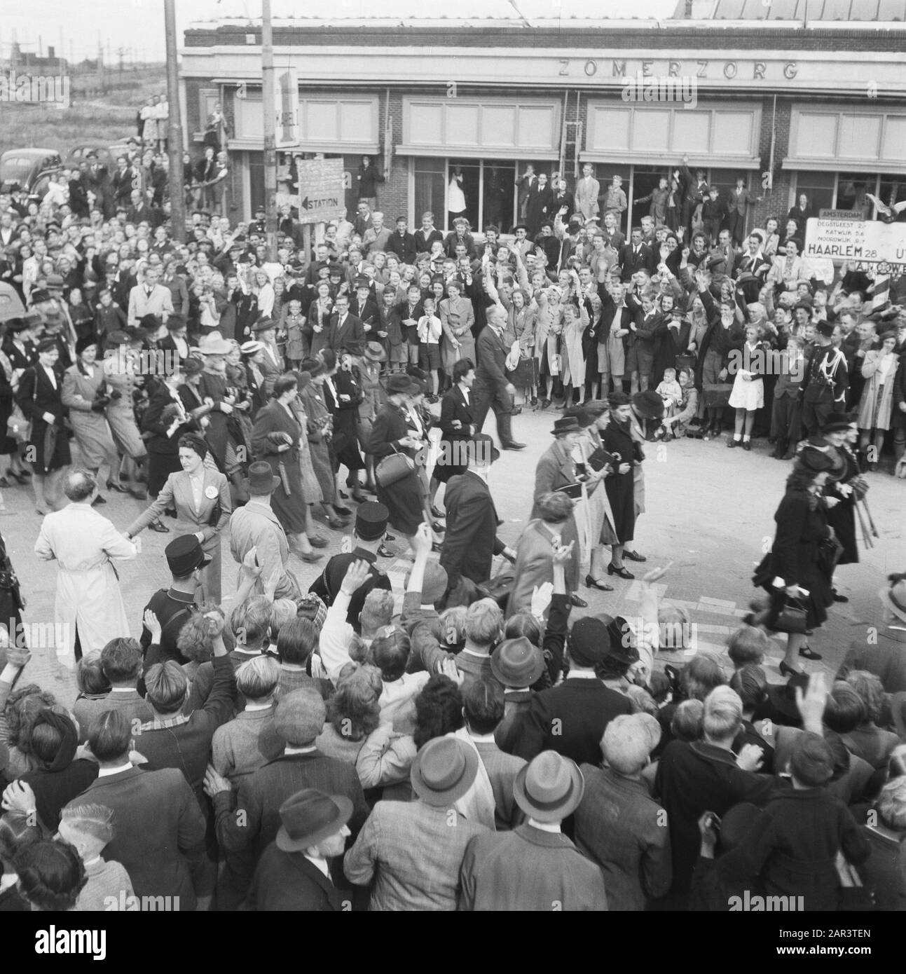 Lustrum de l'Université de Leiden et des cérémonies de réouverture les membres du VVSL sont accueillis et agités par le public pendant l'entrée. Pour café Zomerzorg dans la Stationsstraat Date: 17 septembre 1945 lieu: Leiden, Zuid-Holland mots clés: Éducation, public, stations, universités Nom de l'établissement: Leiden University Banque D'Images Lustrum de l'Université de Leiden et des cérémonies de réouverture les membres du VVSL sont accueillis et agités par le public pendant l'entrée. Pour café Zomerzorg dans la Stationsstraat Date: 17 septembre 1945 lieu: Leiden, Zuid-Holland mots clés: Éducation, public, stations, universités Nom de l'établissement: Leiden University Banque D'Images