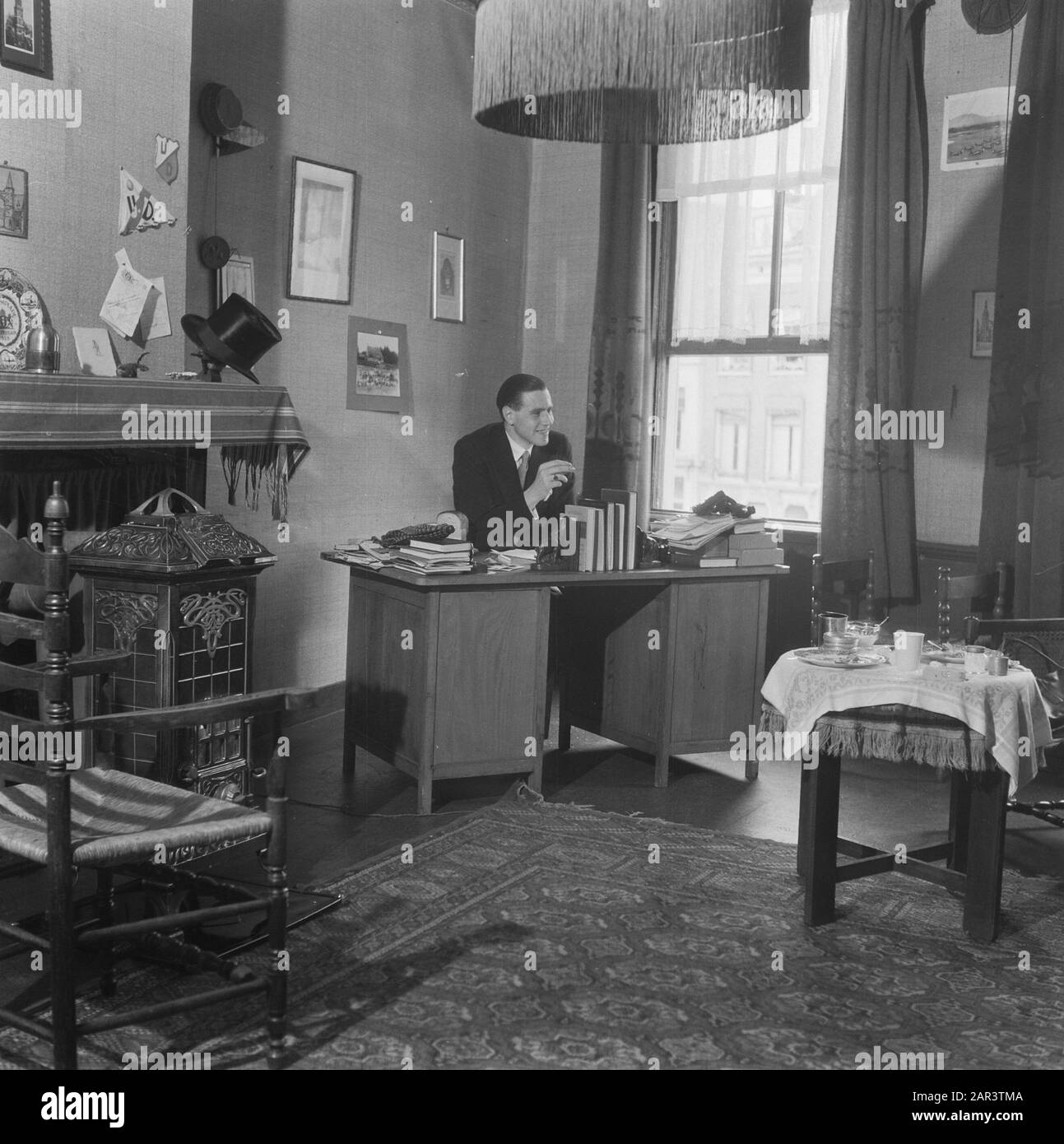 Lustrum et réouverture de l'Université Leiden (1945) étudiant derrière un bureau dans sa salle d'étudiant Date: Septembre 1945 lieu: Leiden, Zuid-Holland mots clés: Étudiants, associations d'étudiants, universités d'étudiants Banque D'Images