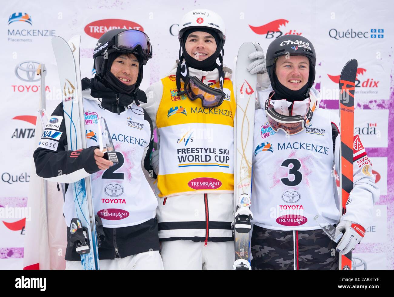 Mont-Tremblant, Québec, Canada. 25 janvier 2020. Leader mondial (1)  Kingsbury Mikael (CAN) (2) Horishima Ikuma (JPN) (3) Cavet Benjamin (FRA)  sur le podium de la coupe du monde de ski libre FIS