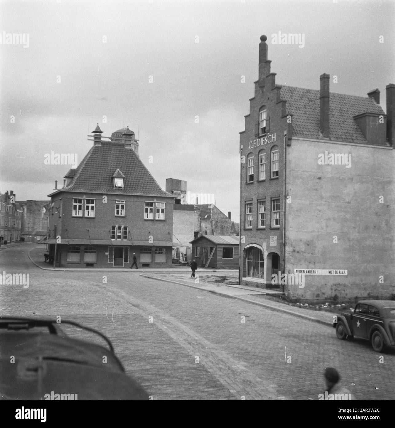 Récupération: Middelburg Markt à Middelburg avec droit la propriété de la société C.F. Diesch Annotation: Sur le côté du bâtiment le slogan néerlandais [Fly] avec la RAF Date: 1945 lieu: Middelburg, Zeeland mots clés: Réparations, paysages urbains, reconstruction Banque D'Images