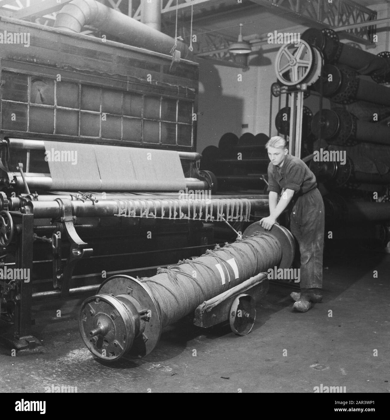 Fabrication de cuir et de textile Date : 1945 mots clés : industrie, seconde Guerre mondiale Banque D'Images