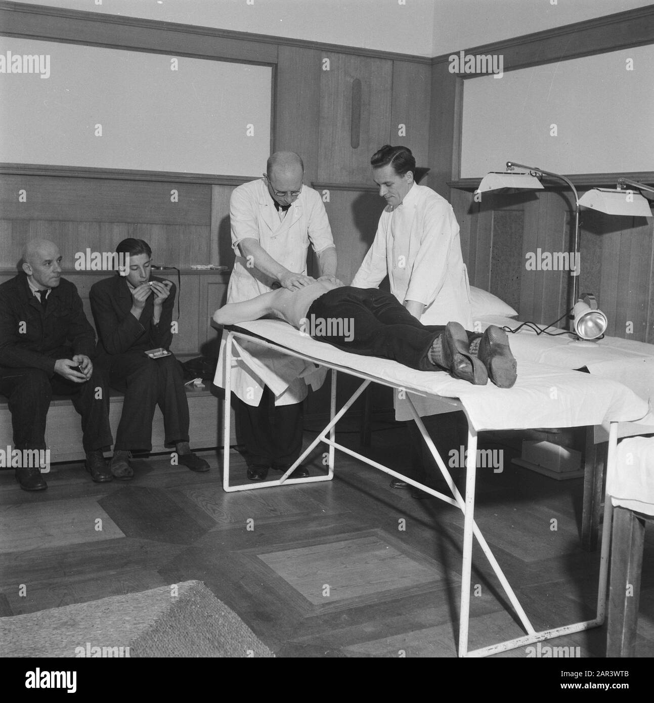 Stichting 1940-1945 Herstellingsoorden Stichting 1940-1945 Herstellingsoorden. Palais Het Loo. Les médecins traitent un garçon qui a volé un camion allemand et a été arrêté et maltraité par le Grüne Polizei. Les Allemands l'ont laissé dans de l'eau froide glacée pendant deux jours. Après la libération, le patient souffrait d'une forme extrême de rhumatisme Date: 13 novembre 1945 lieu: Apeldoorn, Gueldre mots clés: Traitements, sites de réadaptation, médics, patients, sanatoriums, deuxième nom de l'institution de la guerre mondiale: Paleis Het Loo, Fondation 1940-1945 Banque D'Images