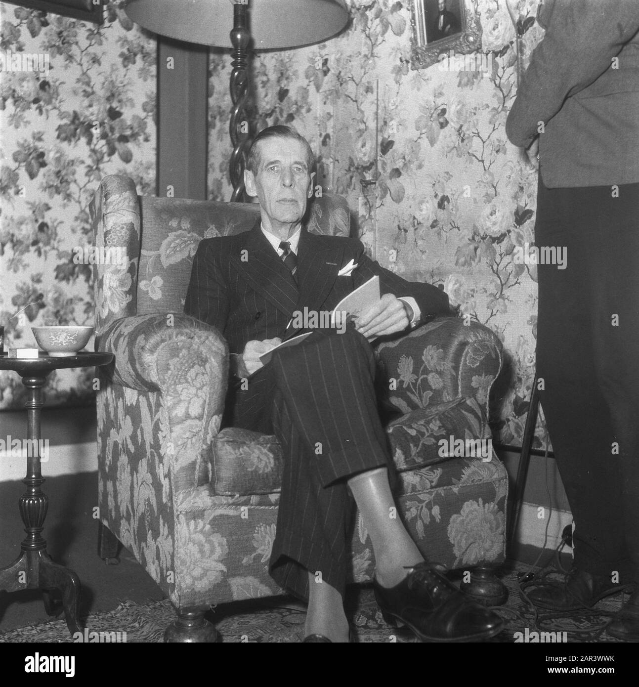 M. J.C.E. baron van Lynden, président de la Croix-Rouge néerlandaise Annotation: A été vice-président avant la guerre, mais après la capitulation, il a remplacé la princesse Juliana comme président. Mort en mai 1946 Date: Octobre 1945 lieu: La Haye mots clés: Portraits, présidents Nom personnel: Lynden, J.C.E. baron of Banque D'Images