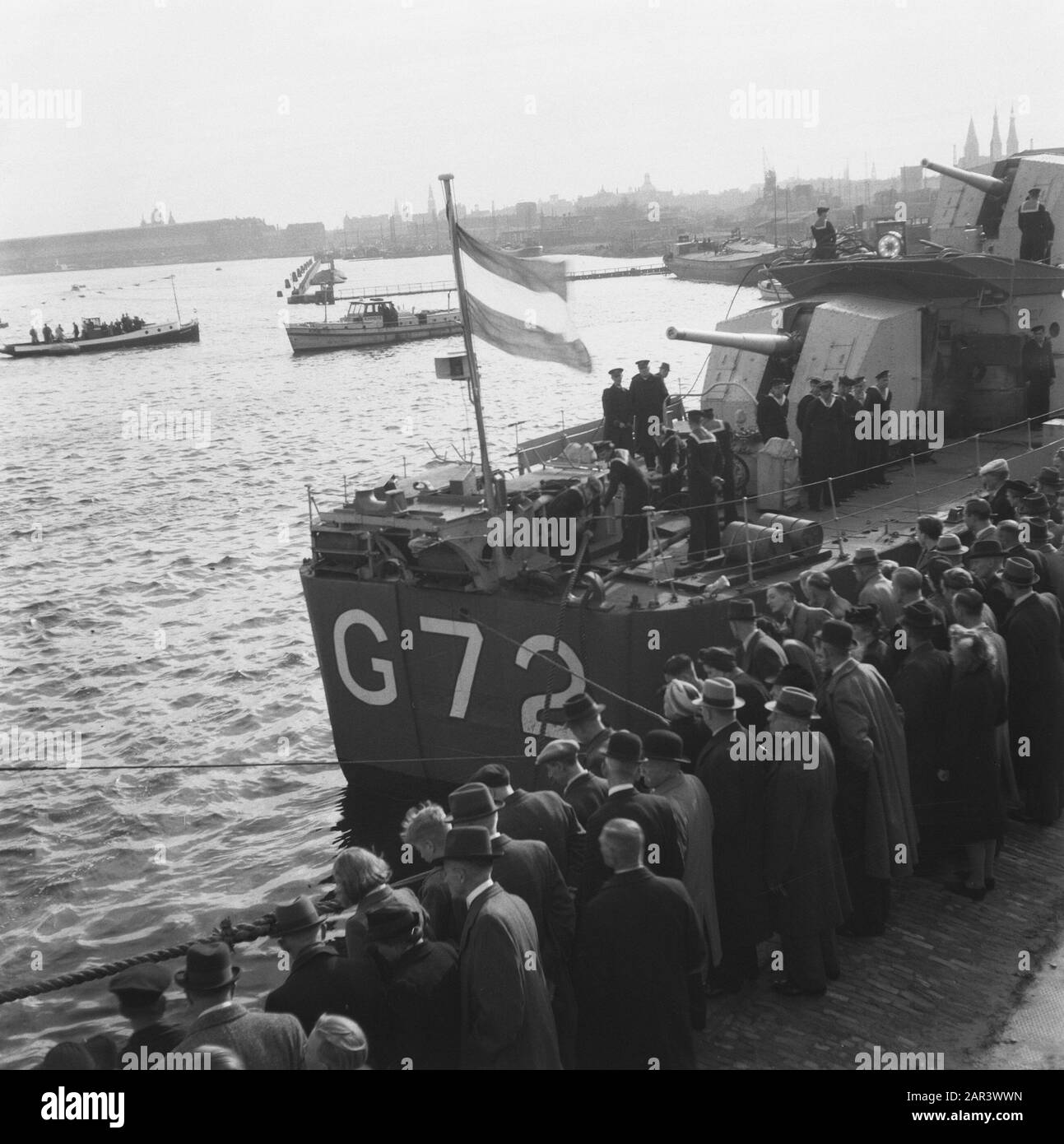 Heure D'Arrivée Mme Dan. Kortenaer [1945] quais de Kortenaer. Public sur le quai. Les abonnés se tiennent au bureau Annotation: Ancien HMS Scorpion et Sentinel. Numéro d'enregistrement : G 72 Date : 10 octobre 1945 lieu : Amsterdam mots clés : Marine, navires militaires Banque D'Images