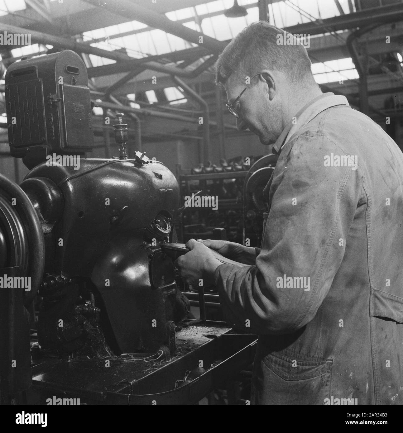 Fabrication de cuir et de textile Date : 1945 mots clés : industrie, seconde Guerre mondiale Banque D'Images