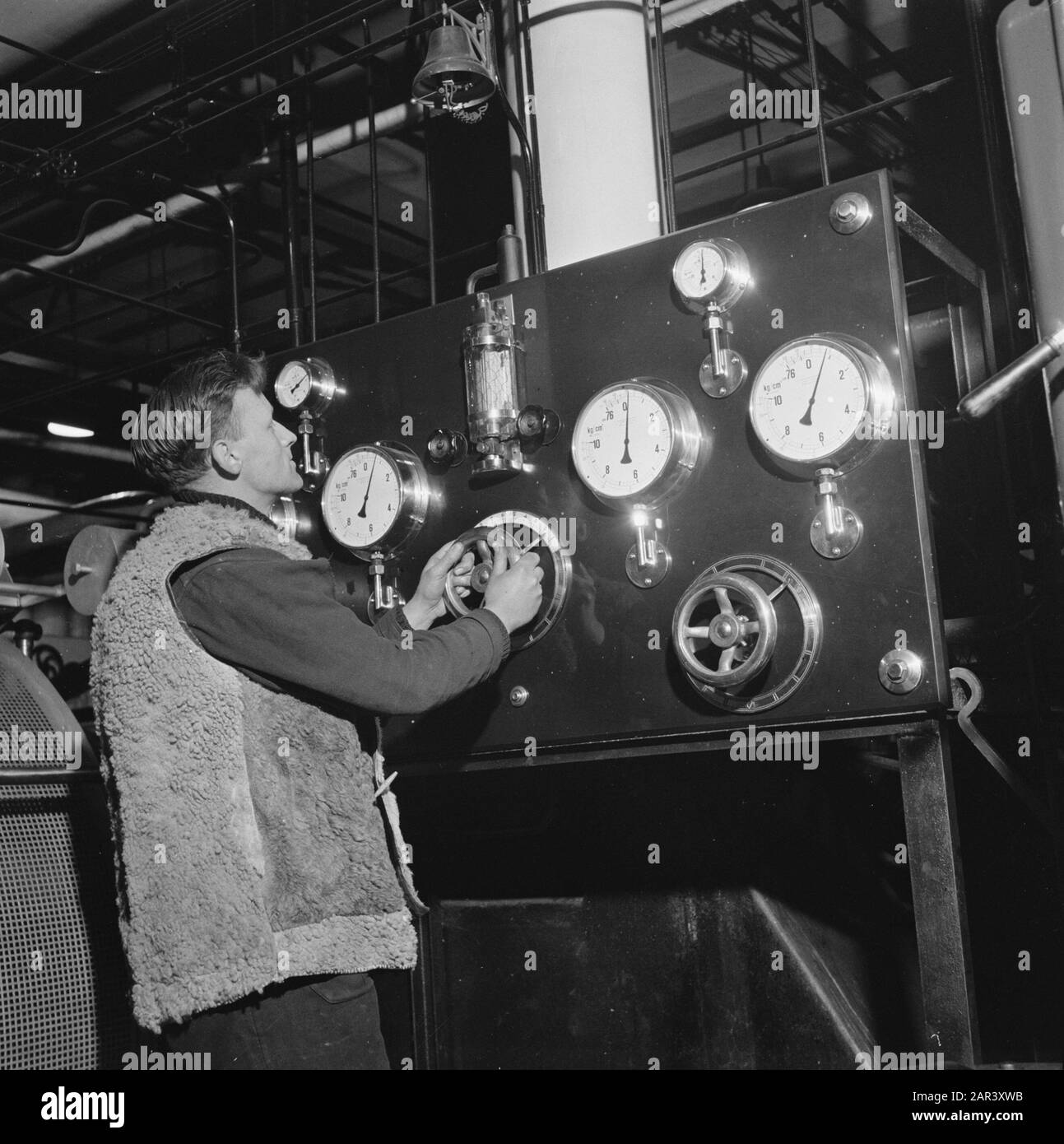 Homme au standard Date: 23 janvier 1946 mots clés: Usines Banque D'Images