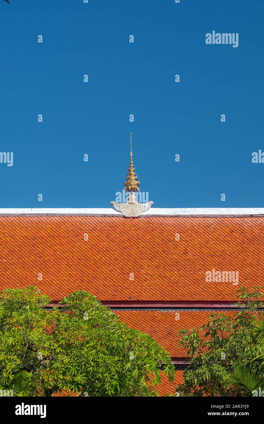 Toit de la Buddhist temple thaïlandais avec un ciel bleu Banque D'Images